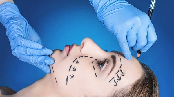 الجراحة التجميليّة وعلاقتها بتطبيقات التواصل الاجتماعي