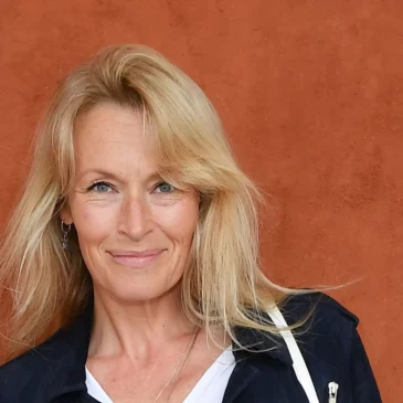 Estelle Lefébure se confie sur la chirurgie esthétique : “Je n’y suis pas opposée, mais…”
