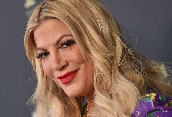 Tori Spelling MÉTAMORPHOSÉE par la chirurgie esthétique ? Sa nouvelle apparence choque !