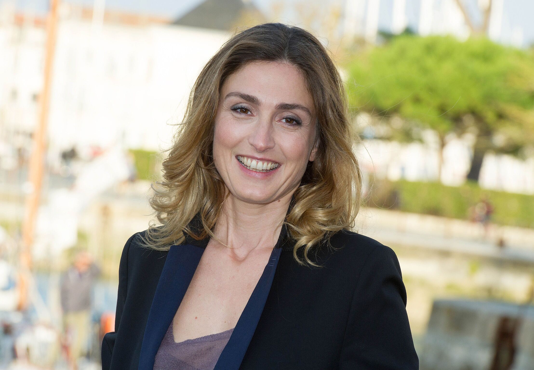 Julie Gayet sans tabou sur la chirurgie esthétique : “On peut faire des petites choses”